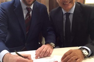 Paolo Petrocelli, Presidente del Comitato Giovani della Commissione Nazionale Italiana per
l’UNESCO, firma la petizione alla presenza di Alfonso Pecoraro Scanio.