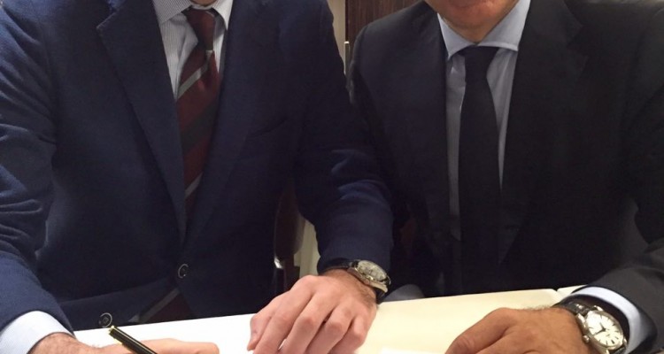 Paolo Petrocelli, Presidente del Comitato Giovani della Commissione Nazionale Italiana per
l’UNESCO, firma la petizione alla presenza di Alfonso Pecoraro Scanio.