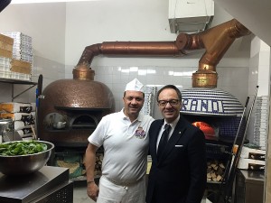 Schiavo nella pizzeria Brandi pizza Unesco