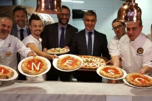 Alfonso Pecoraro Scanio con il Console generale a Sydney Arturo Arcano e i pizzaioli