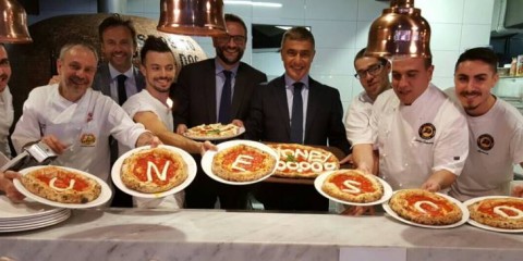 Alfonso Pecoraro Scanio con il Console generale a Sydney Arturo Arcano e i pizzaioli