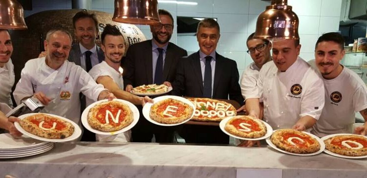 Alfonso Pecoraro Scanio con il Console generale a Sydney Arturo Arcano e i pizzaioli