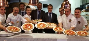 Alfonso Pecoraro Scanio con il Console generale a Sydney Arturo Arcano e i pizzaioli