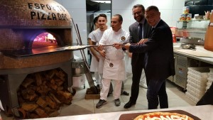 Alfonso Pecoraro Scanio con il Console generale a Sydney Arturo Arcano infornano la pizza
