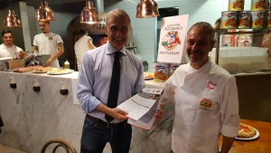 Alfonso Pecoraro Scanio con Phillip Bruno Presidente) dell’APN, Associazione Pizzaiuoli Napoletani 