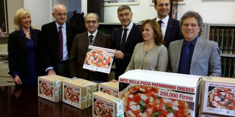 consegna 200.000 firme