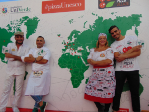 Davide Civitiello, Andrea Cozzolino e Teresa Iorio con il libro #pizzaUnesco orgoglio italiano nel mondo